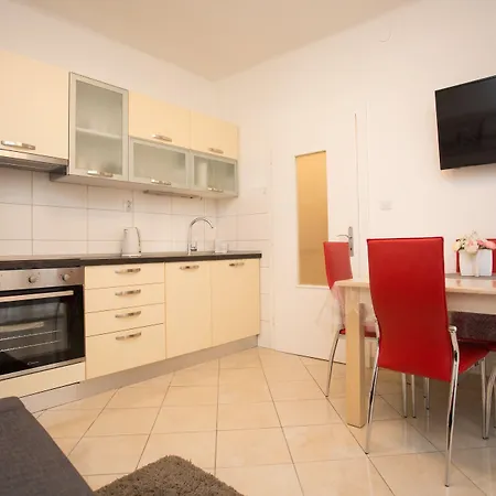 Center Beautiful Daire Split