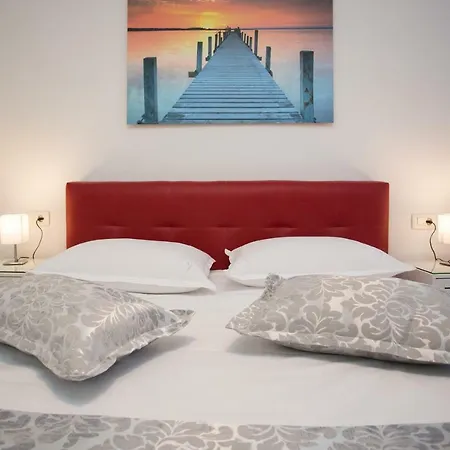 Center Beautiful Daire Split